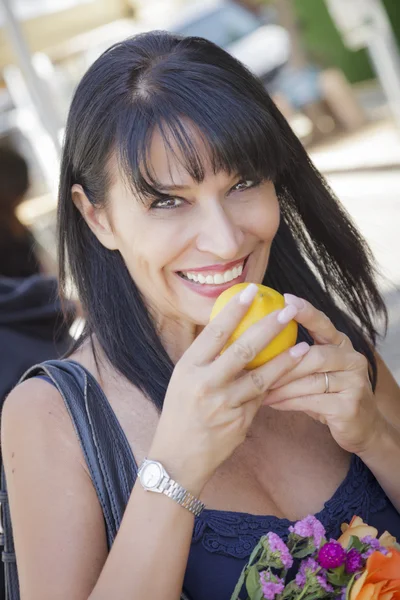 Mujer bonita italiana oliendo naranjas en el mercado callejero —  Fotos de Stock
