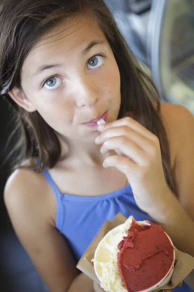 Muito jovem menina desfrutando dela Gelato — Fotografia de Stock