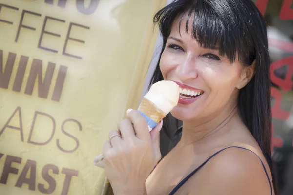 Mulher italiana bonita desfrutando de seu Gelato no mercado de rua . — Fotografia de Stock