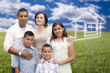 İspanyol aile ayakta hayalet ev behin çim alanı