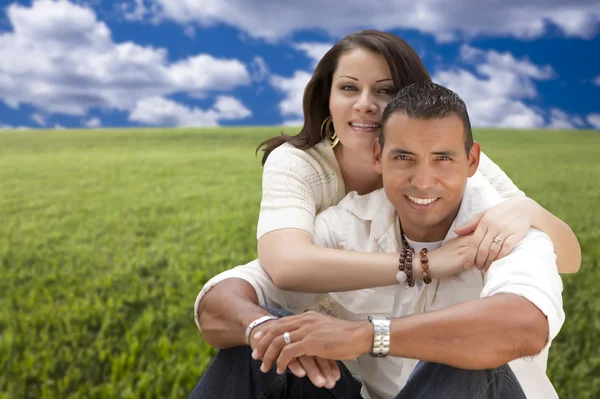 Spansktalande par sitter i gräsplan — Stockfoto