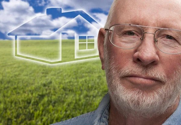 Melancolia Senior Man com campo de grama e casa fantasma por trás — Fotografia de Stock