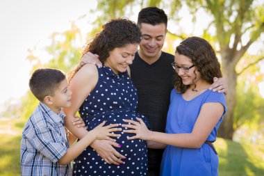 İspanyol Aile hamile anne karnı hissediyorum bebek tekme eller