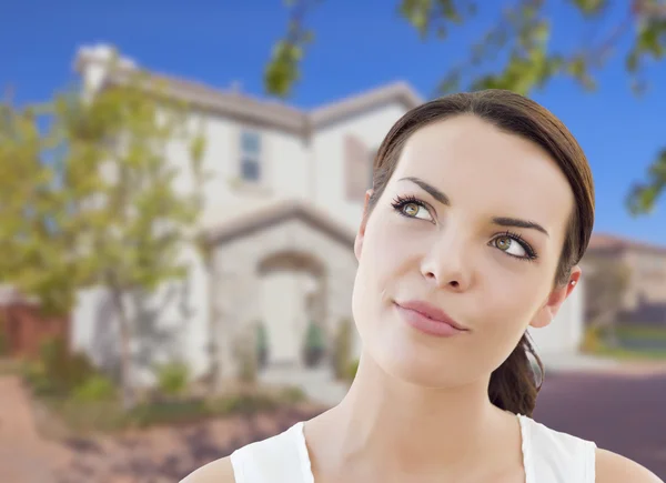 Tankeväckande blandras kvinna framför huset — Stockfoto