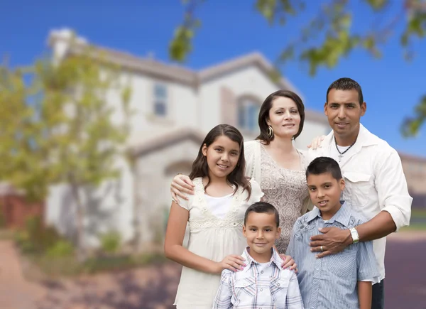 Familia hispana frente a hermosa casa —  Fotos de Stock