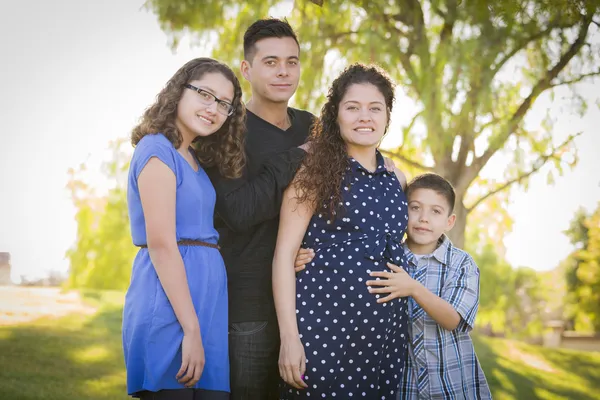 Happy Attractive Hispanic Family With Their Pregnant Mother Outd — Stock Photo, Image