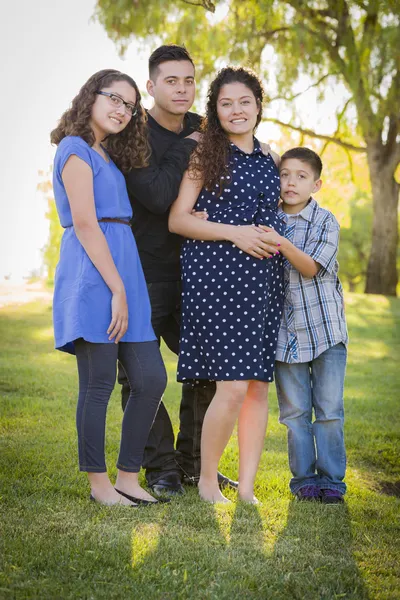 Feliz y atractiva familia hispana con su madre embarazada — Foto de Stock