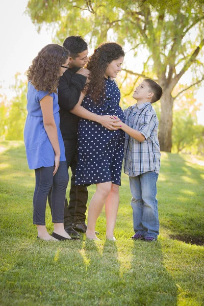 Happy Attractive Hispanic Family With Their Pregnant Mother Outd — Stock Photo, Image
