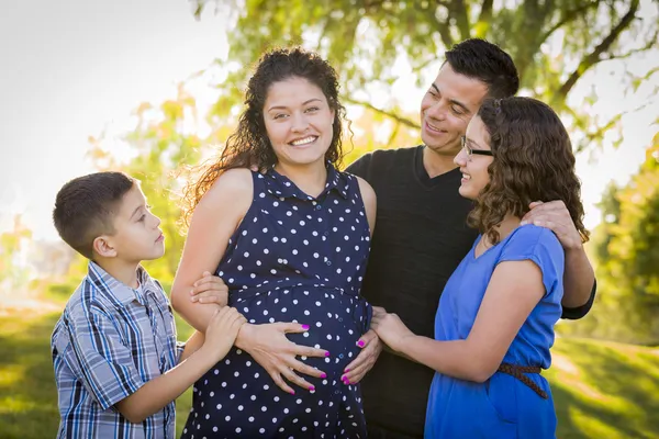 Feliz família hispânica atraente com sua mãe grávida Outd — Fotografia de Stock