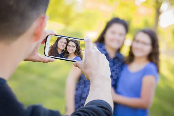 Homem leva celular foto da esposa e filha — Fotografia de Stock