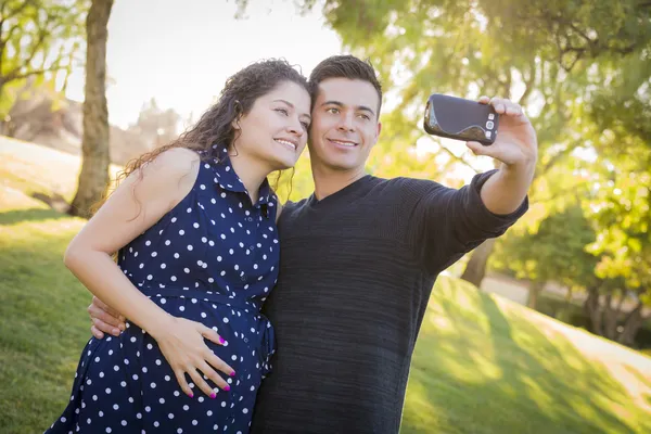 Zwangere vrouw en man mobiele telefoon foto van zich — Stockfoto