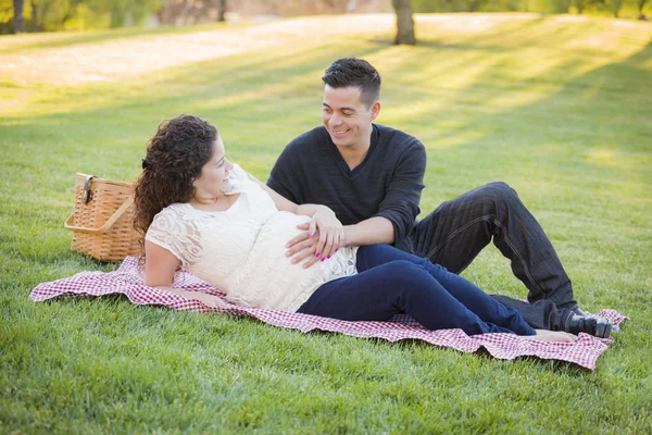 Incinta coppia ispanica in il parco all'aperto — Foto Stock