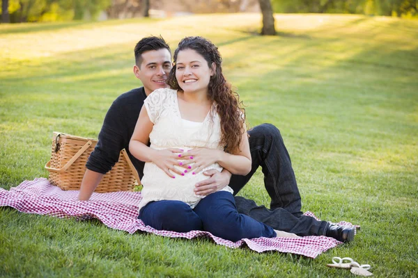 Casal hispânico grávida no parque ao ar livre — Fotografia de Stock