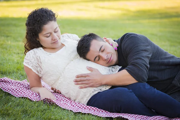 Casal hispânico grávida no parque ao ar livre — Fotografia de Stock