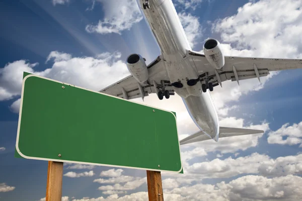 空白的绿色路标和飞机上面 — 图库照片