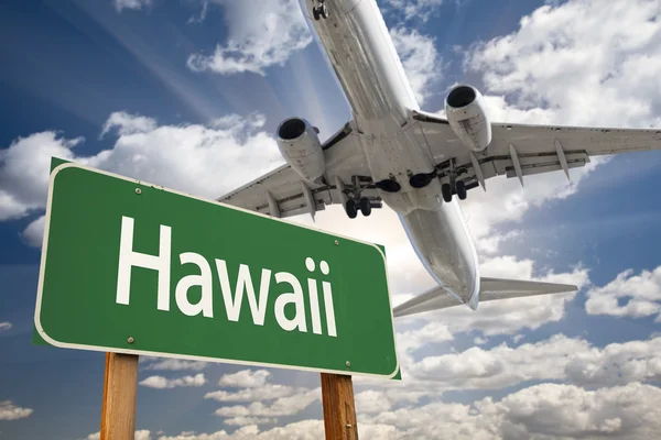 Hawaii groene verkeersbord en vliegtuig hierboven — Stockfoto