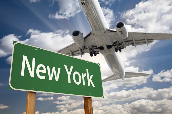 New york zelené dopravní značka a letadlo nad — Stock fotografie