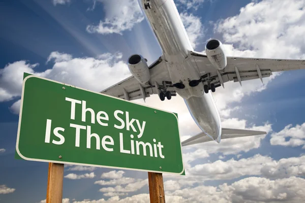 The Sky Is The Limit Green Road Sign and Airplane — Stock Photo, Image