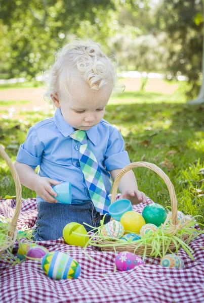 Aranyos kisfiú élvezi a húsvéti tojás kívül a park — Stock Fotó