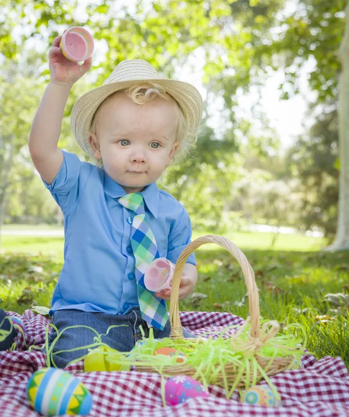 Lindo niño disfrutando de sus huevos de Pascua afuera en el parque — Foto de Stock