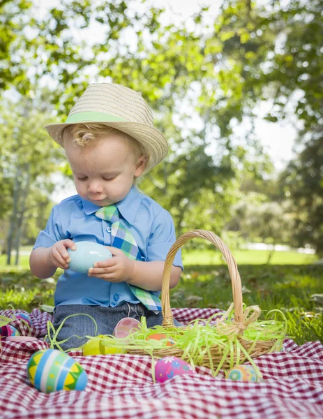 Menino bonito desfrutando de seus ovos de Páscoa fora no parque — Fotografia de Stock