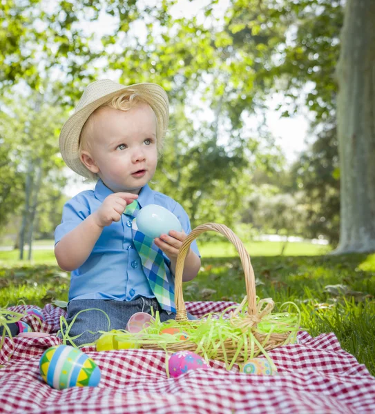 Lindo niño disfrutando de sus huevos de Pascua afuera en el parque — Foto de Stock