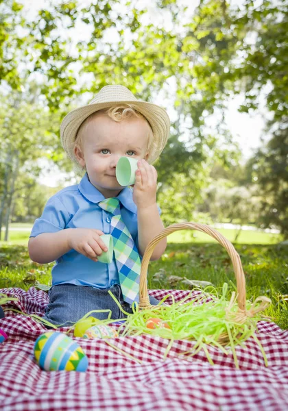 Netter kleiner Junge genießt seine Ostereier draußen im Park — Stockfoto