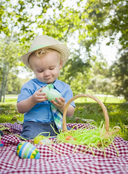 Söt liten pojke njuter av hans påskägg utanför i park — Stockfoto