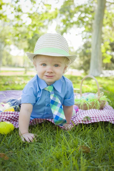 Netter kleiner Junge lächelt mit Ostereiern um sich herum — Stockfoto