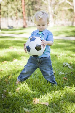 Futbol topu parkta oynarken sevimli çocuk