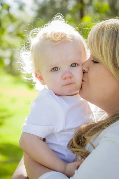 Mladá matka drží její rozkošný chlapeček — Stock fotografie
