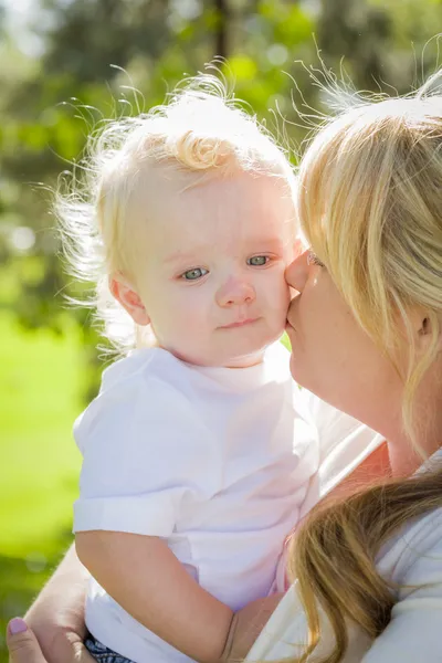 Jeune mère tenant son adorable bébé garçon — Photo