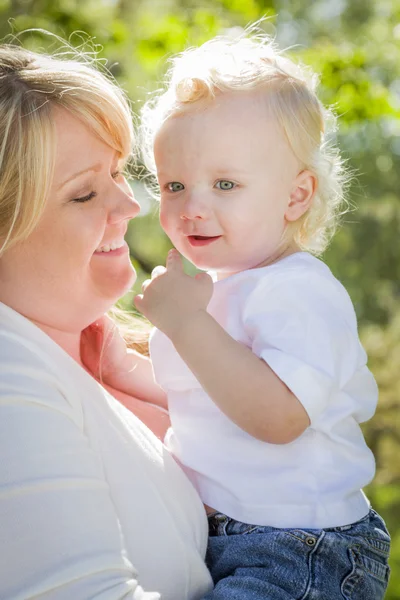 Giovane madre holding suo adorabile bambino ragazzo — Foto Stock