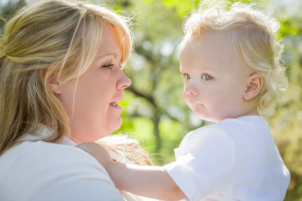 Giovane madre holding suo adorabile bambino ragazzo — Foto Stock