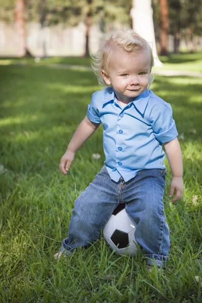 Kleiner süßer Junge spielt mit Fußball im Park — Stockfoto