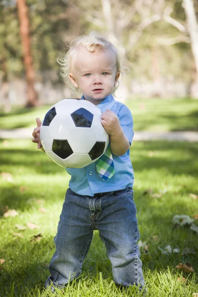 Joven lindo chico jugando con balón de fútbol en el parque Fotos de stock