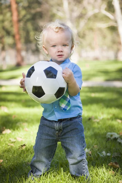 Joven lindo chico jugando con balón de fútbol en el parque Fotos De Stock