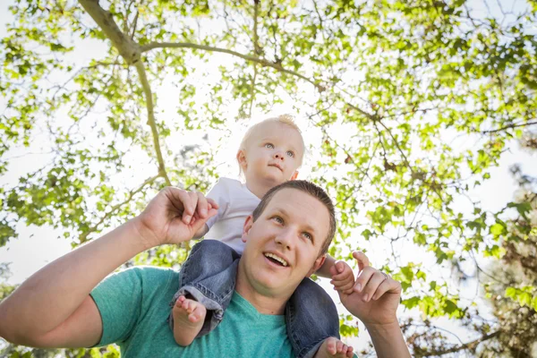 Cute Young Boy Rides Piggyback On His Dads Shoulders — Stock Photo, Image