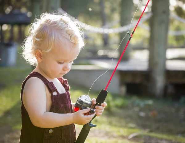 Netter kleiner Junge mit Angelrute am See — Stockfoto