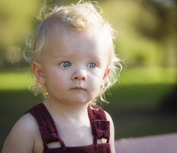 Schattige jonge jongen portret in het park — Stockfoto