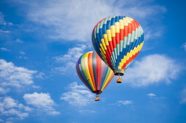 masmavi bir gökyüzü güzel sıcak hava balonları