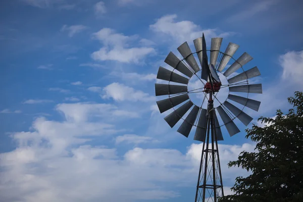 Ветряная мельница на фоне глубокого синего неба — стоковое фото