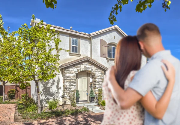 Military Couple Looking at Nice New House — Stock Photo, Image