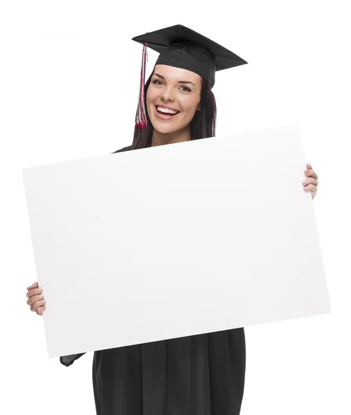 Graduada en gorra y vestido sosteniendo letrero en blanco — Foto de Stock