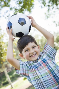 Futbol topu parkta oynarken sevimli genç çocuk