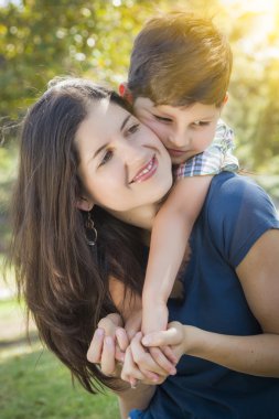 çekici karışık ırk anne ve oğlu Parkı sarılmak