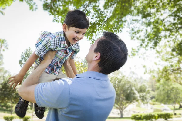 Baba ve oğul parkta birlikte oynuyorlar. — Stok fotoğraf