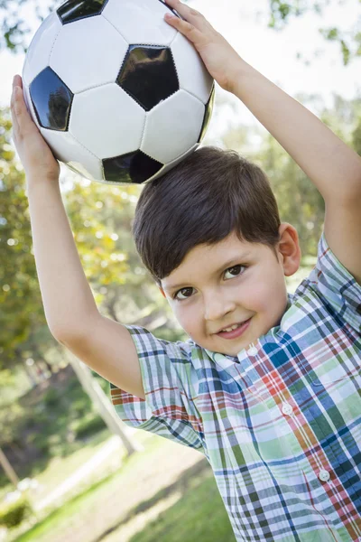 Söt ung pojke leker med fotboll i parken — Stockfoto