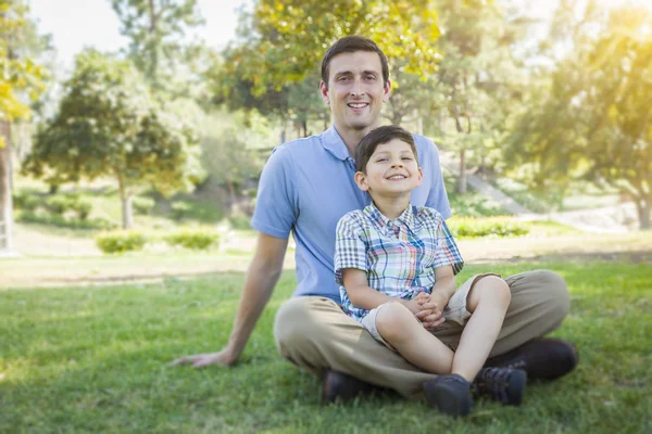 Bonito misto raça pai e filho parque retrato — Fotografia de Stock