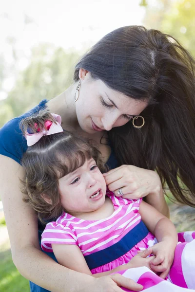 Kärleksfull mor konsoler gråtande baby dotter — Stockfoto